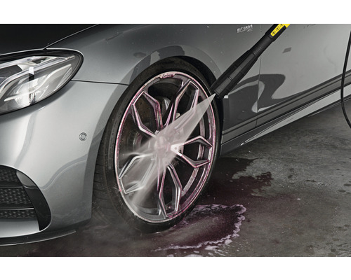 Nettoyage d''une roue de voiture avec un nettoyeur haute pression.