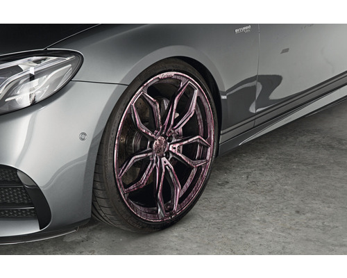 Vue détaillée d''une voiture grise avec une jante