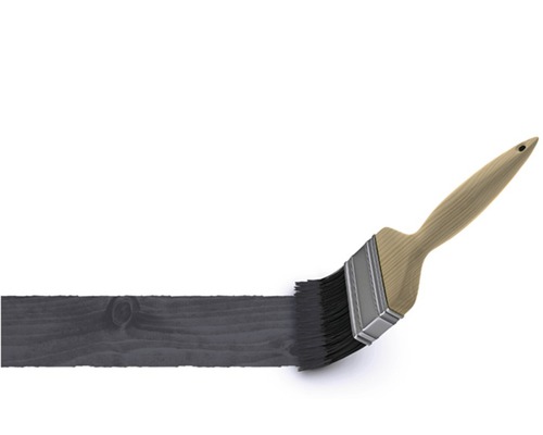 Pinceau avec de la peinture sur du bois