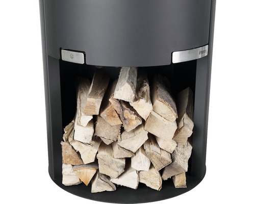 Detailansicht eines Kaminofens mit Holzscheiten im Holzfach
