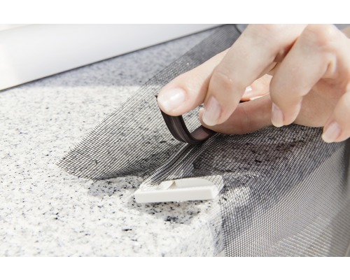 Anbringen eines Insektenschutzgitters am Fensterrahmen