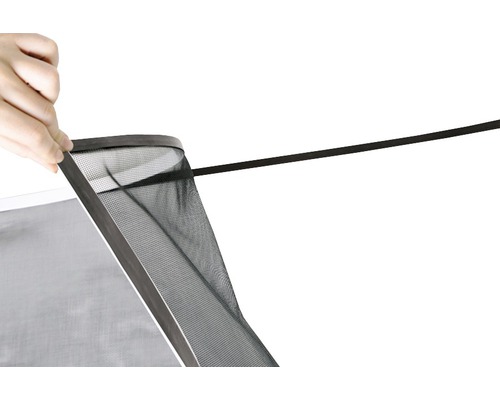 Nahaufnahme eines Insektenschutzgitters mit Klebebandbefestigung an einem Fensterrahmen.