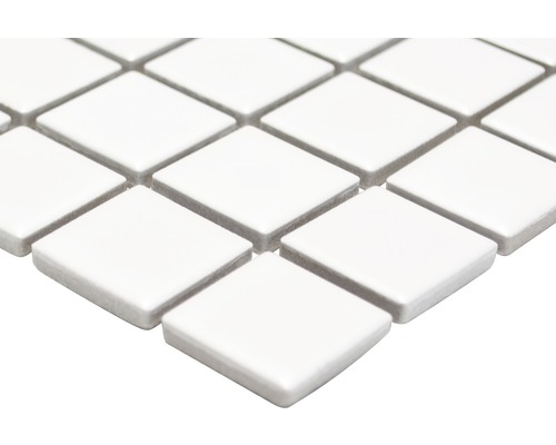 Gros plan de carreaux de mosaïque carrés blancs
