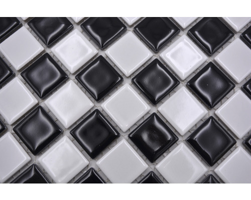 Quadratische Mosaikfliesen in einem Schachbrettmuster