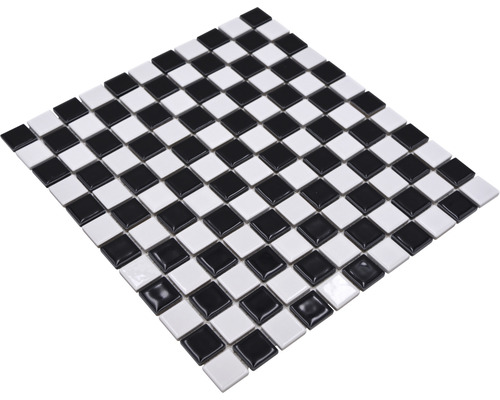 Mosaikfliese im Schachbrettmuster mit schwarzen und weißen Keramikfliesen