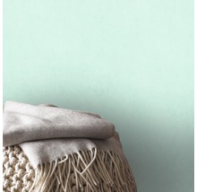 Couverture pliée à franges sur pouf tricoté