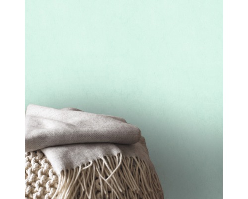 Couverture pliée à franges sur pouf tricoté