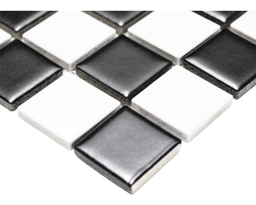 Gros plan de carreaux de mosaïque carrés en noir et blanc