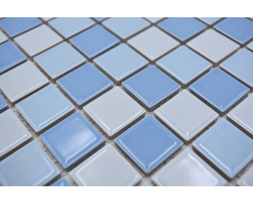 Nahaufnahme von Mosaikfliesen mit quadratischen Elementen