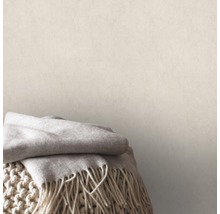 Scène d''intérieur avec une couverture en laine sur un tabouret tricoté devant un mur