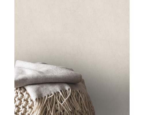 Scène d''intérieur avec une couverture en laine sur un tabouret tricoté devant un mur