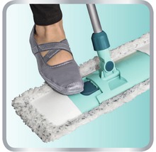 Fuss auf einem Mopp mit Teleskopstiel