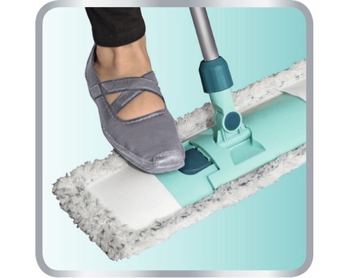 Fuss auf einem Mopp mit Teleskopstiel