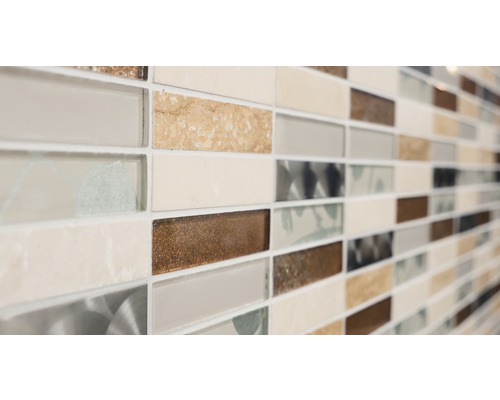 Mur de carreaux de mosaïque avec des carreaux rectangulaires de différents matériaux