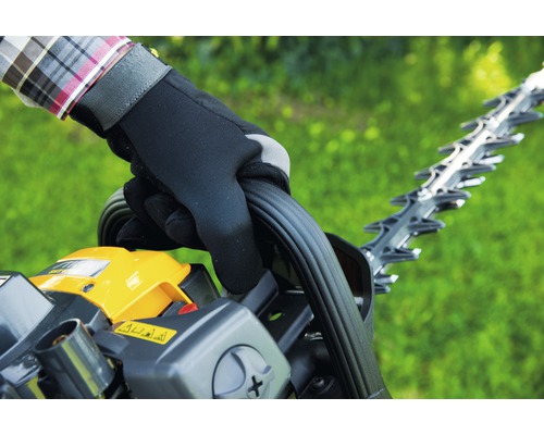 Main avec gant de jardin actionnant un taille-haie