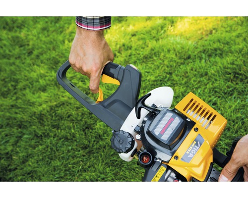 Gros plan d''un taille-haie dans la main d''une personne