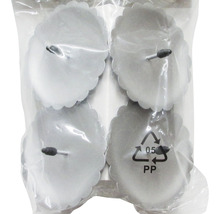 Unité d''emballage de quatre bougeoirs en métal