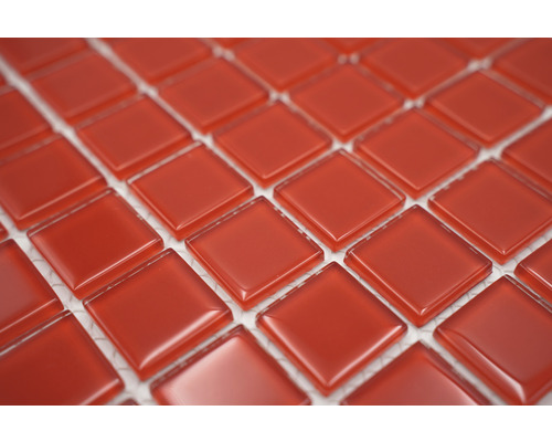 Nahaufnahme von roten quadratischen Glasmosaikfliesen.