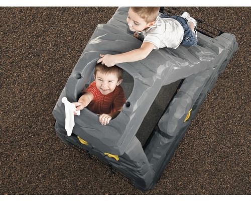 Structure d''escalade avec deux enfants qui jouent à l''extérieur