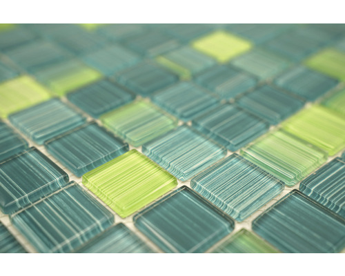 Gros plan de carreaux de mosaïque en verre verts et bleus