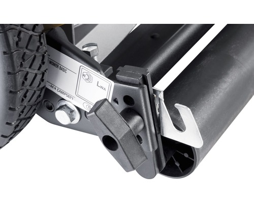 Vue détaillée d''une tondeuse à gazon avec roue, poignée et étiquette de niveau de puissance acoustique