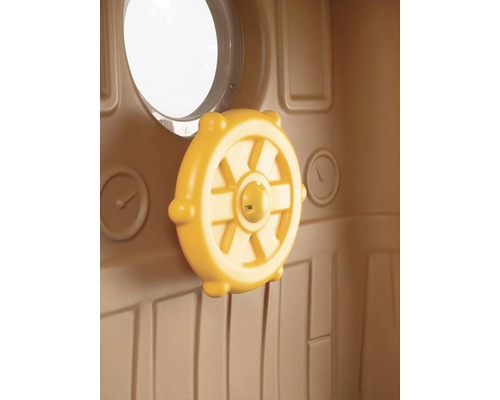 Volant jaune sur une cabane de jeu