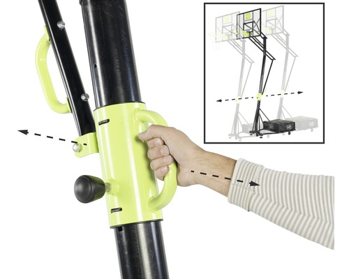 Detailaufnahme einer Person, die den Griff einer mobilen Basketballanlage zur Höhenverstellung bedient