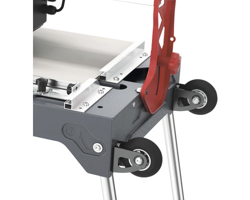 Detailansicht Fliesenschneidetisch mit Rädern und Anschlagwinkel