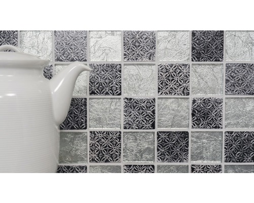 Mosaïque avec motif et aspect verre à côté d''une théière