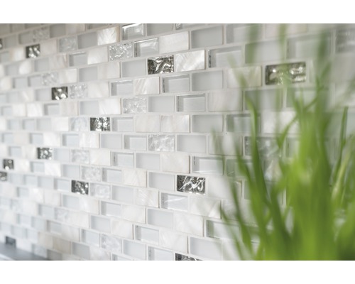 Carreaux muraux en verre et nacre au format mosaïque.