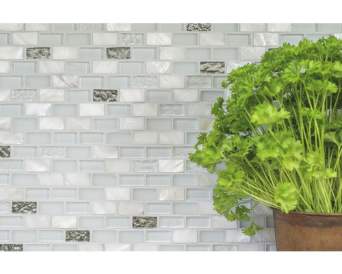 Mur clair en carreaux de mosaïque avec pot d''herbes aromatiques