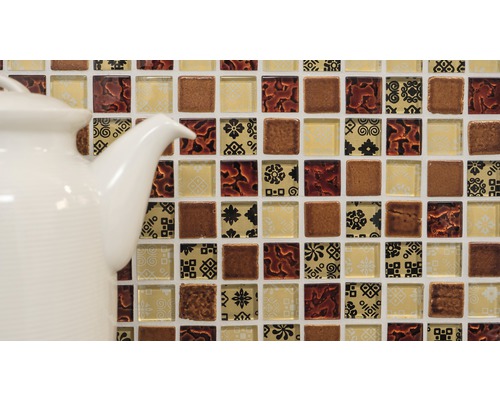 Carreaux de mosaïque avec différents motifs et une théière