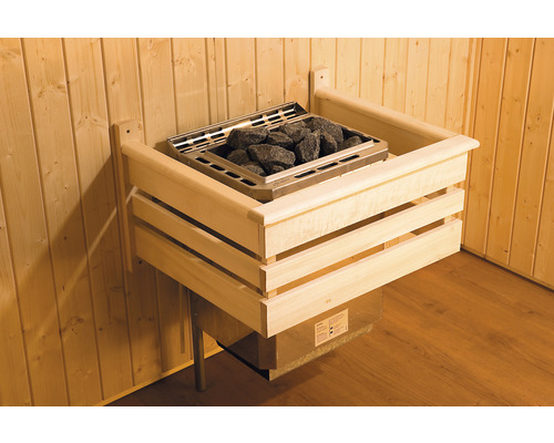 Saunaofen mit Steinen und Holzverkleidung an Holzwand