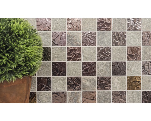 Gros plan de carreaux de mosaïque avec plante en pot
