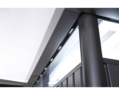 Detailansicht einer Terrassenüberdachung mit Metallsäule und Glaselementen