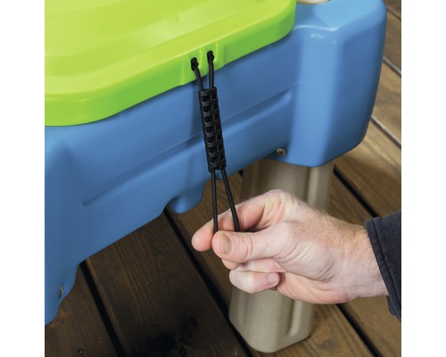 Gros plan sur une table de jeu avec un cordon de serrage noir