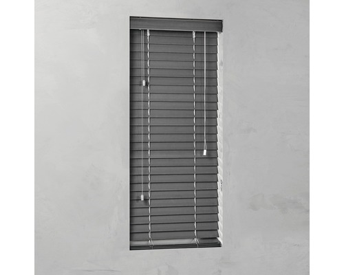 Graue Holzjalousie am Fenster