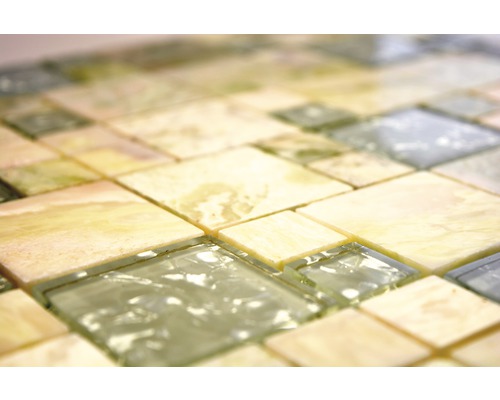 Gros plan d''une mosaïque de verre et de pierre