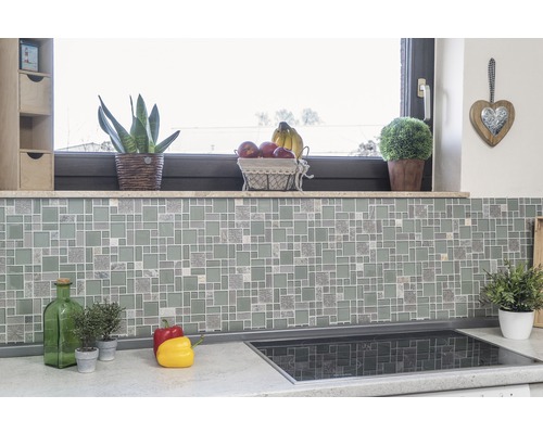 Scène de cuisine avec carreaux de mosaïque et décoration
