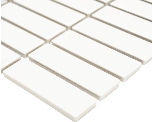 Detailaufnahme von rechteckigen, weißen Mosaikfliesen