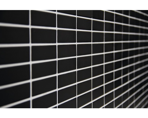 Rechteckige Fliesen an einer Wand