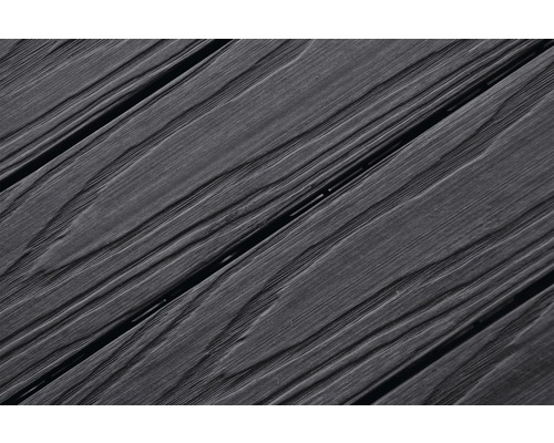 Detailansicht von grauen Terrassendielen mit Holzstruktur