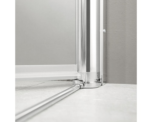 Detailansicht einer Duschkabine mit Metallelementen und Glas