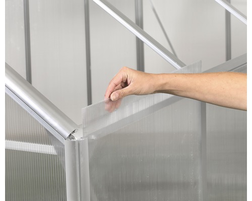 Detailansicht des Einbaus von Wandelementen aus Kunststoff in ein Gewächshaus