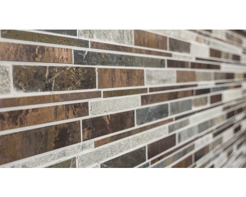 Mur de carreaux de mosaïque avec des pierres oblongues de différents matériaux