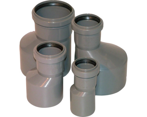 Vier graue HT-Rohrmuffen unterschiedlicher Größe
