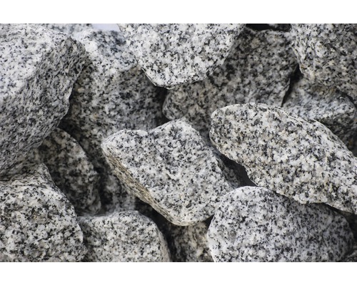 Nahaufnahme von grauen Granitsteinen für den Gartenbau