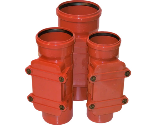 Drei rote Abwasserrohre mit Inspektionsöffnung