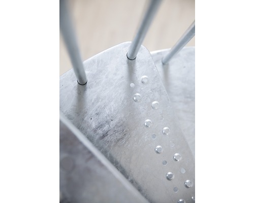 Detailaufnahme einer Metalltreppe mit Geländerstäben.