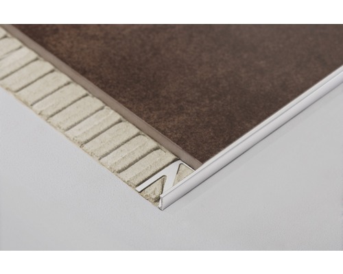 Fliesenprofil aus Metall an einer Fliese